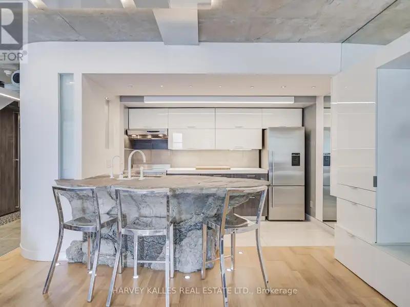 Executive Urban Townhome in King West with Private Entrance and Premium Amenities