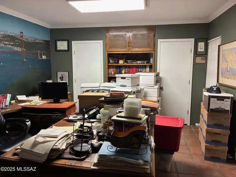 Ground Floor Office Complex with Reception and Studio Apartment in El Presidio District