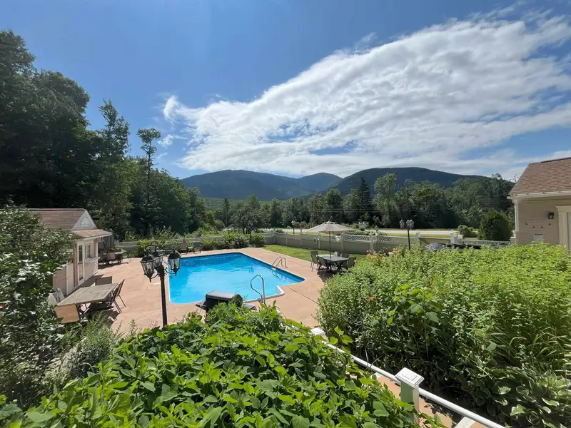 Fully Renovated Inn with 13 Guest Rooms on 5.52 Acres in White Mountains, Nh