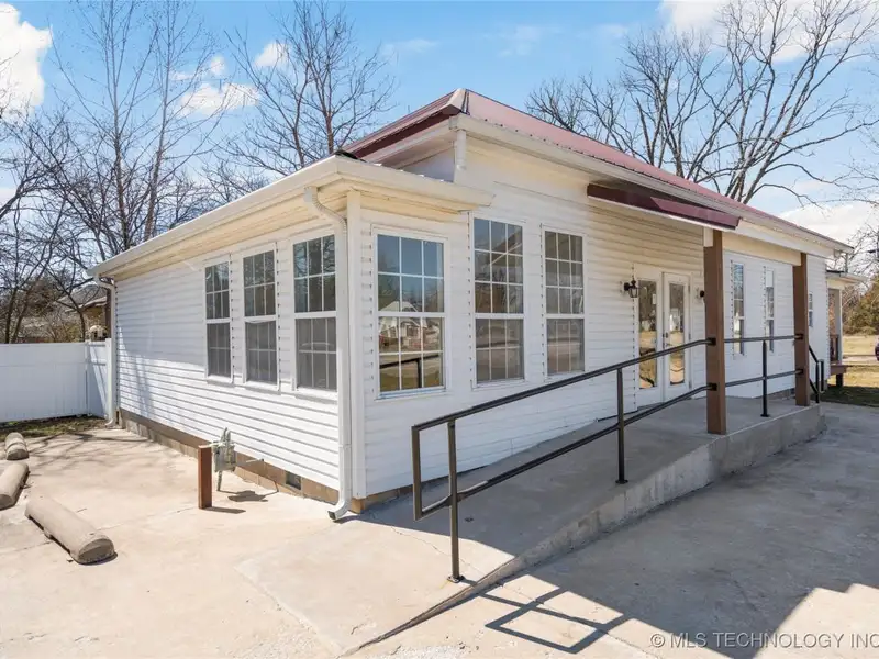 Commercial Office Space with Storage and Tenant in Growing Sapulpa, Oklahoma