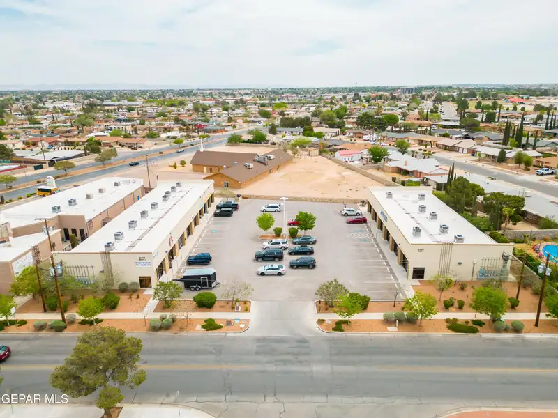 2,750 Sq Ft Office Space for Rent in Established Shopping Center Near Montwood and Yarbrough