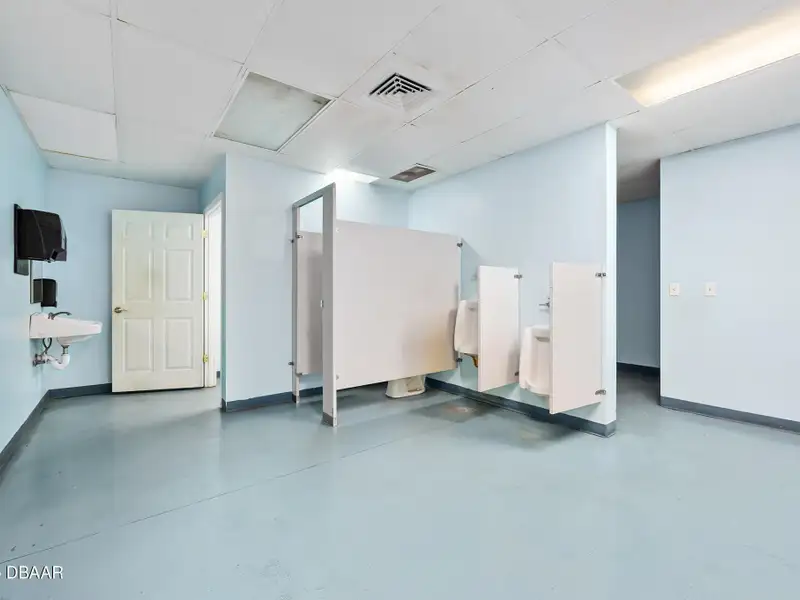 Flexible Commercial Lease: 19,000 Sq Ft Available in Prime Location