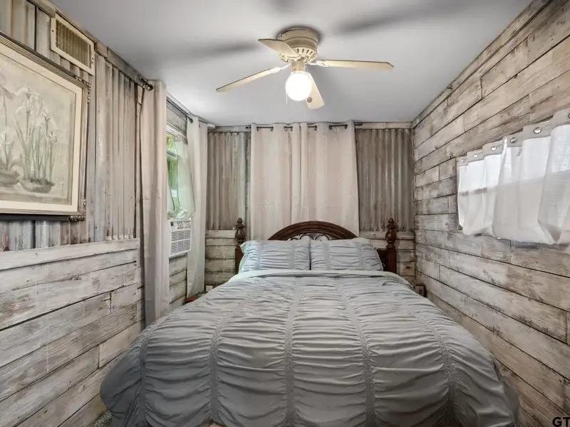Historic Downtown Pittsburg Bed and Breakfast with 6 Ensuites and Unique Train Car Suite