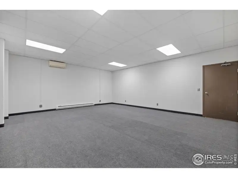 10,525 Sf Commercial Warehouse for Rent in Concrete Tilt-up Industrial Building