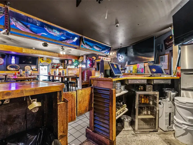 Historic Del's Bar & Grill: Profitable Lakeside Business in Somers, Mt with Liquor License