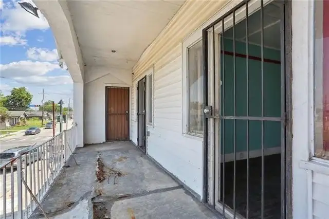 Versatile Commercial Property Near Downtown – 7,000 Sq Ft with Multiple Utilities and Parking