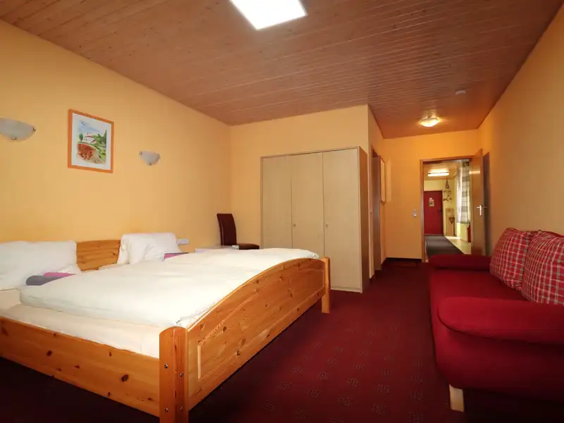 Restaurant and Guest Accommodation with Owner's Apartment in Modernized Facility