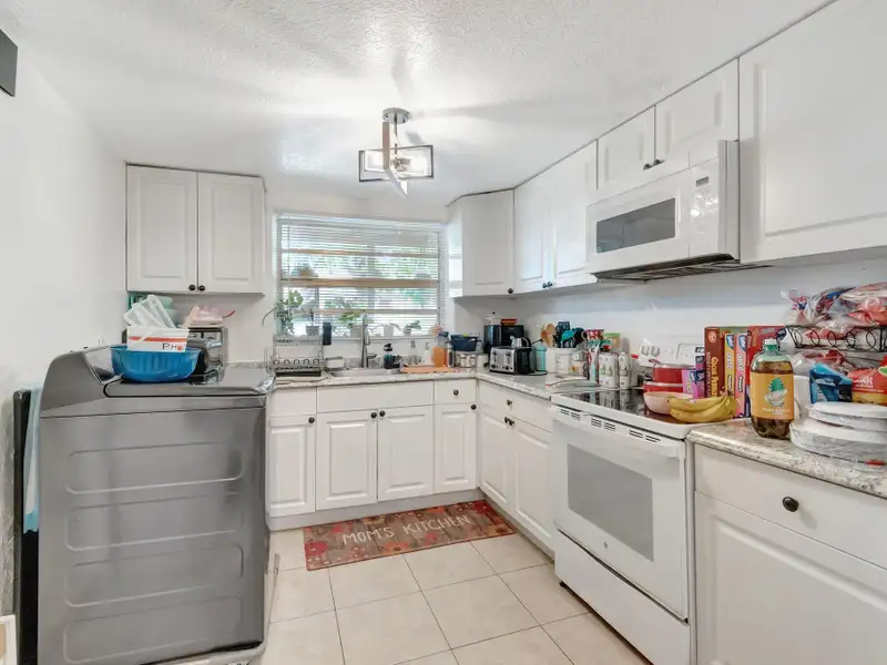 Well-maintained 6-unit Multifamily Property in South Florida with Value-add Potential