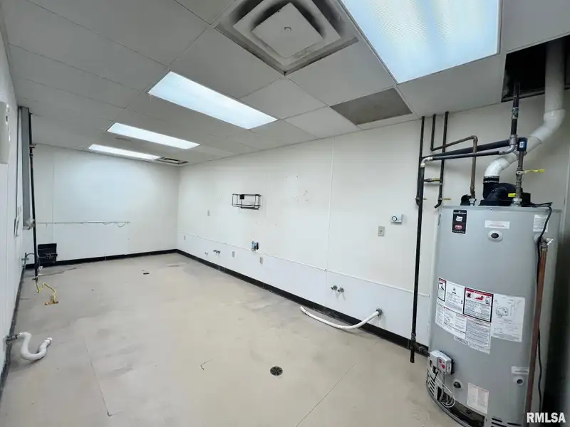 Standalone Commercial Building in Peoria's Metro Centre - High Traffic and Visibility