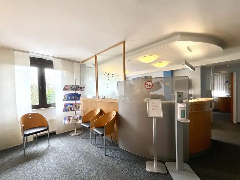 Commercial Space with Flexible Layout in Prime Location Near Pharmacy and Medical Offices