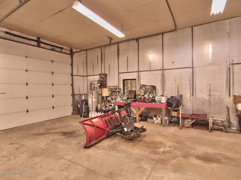 Commercial Garage with Office Near Moscow Train Station, 1200 Sf, Ample Parking