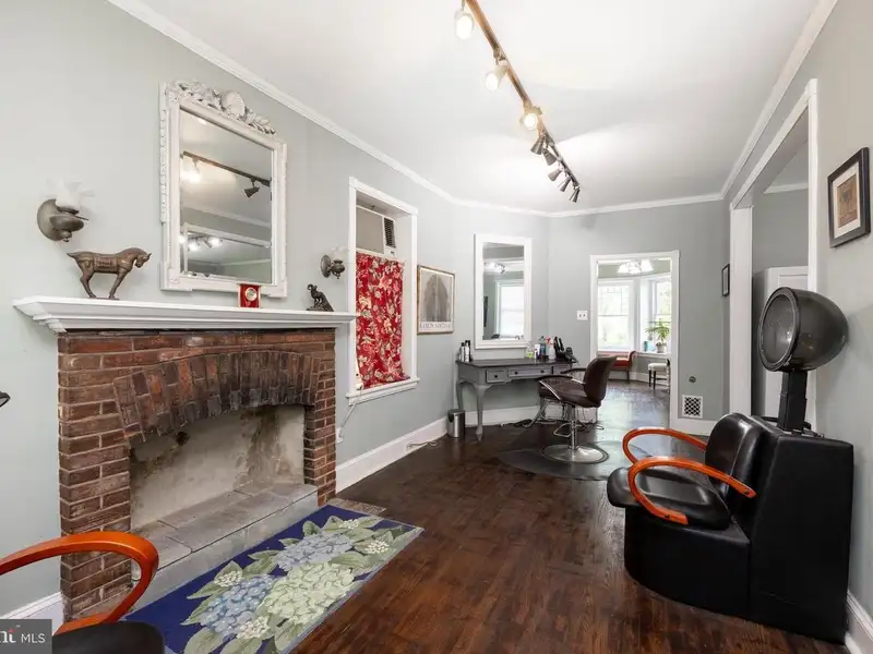 Mixed-use Property in Wayne, Pa: Salon with 1-bedroom Apartment Above