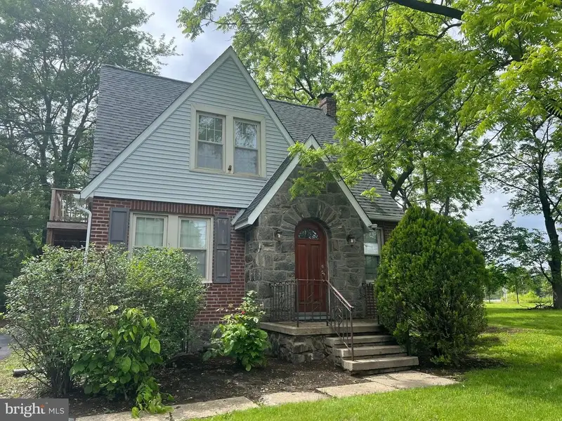 Well-maintained Office Building in Media, Middletown Township with Multiple Offices and Garage