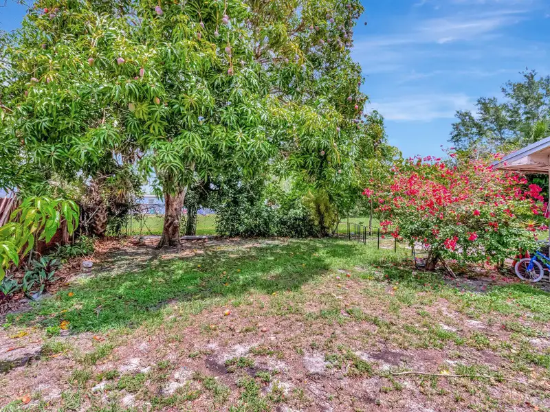 Well-maintained 6-unit Multifamily Property in South Florida with Value-add Potential