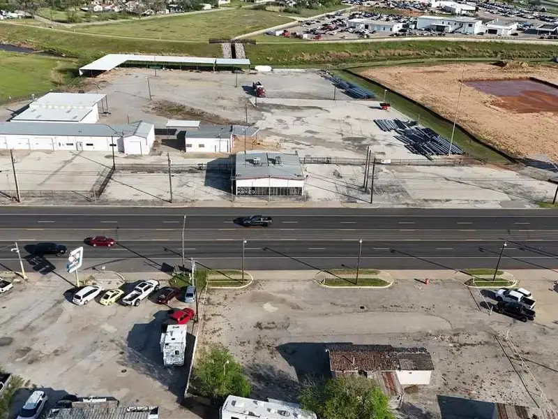 10.264-acre Commercial Property with Showroom, Warehouses, and Ample Parking on Jacksboro Hwy