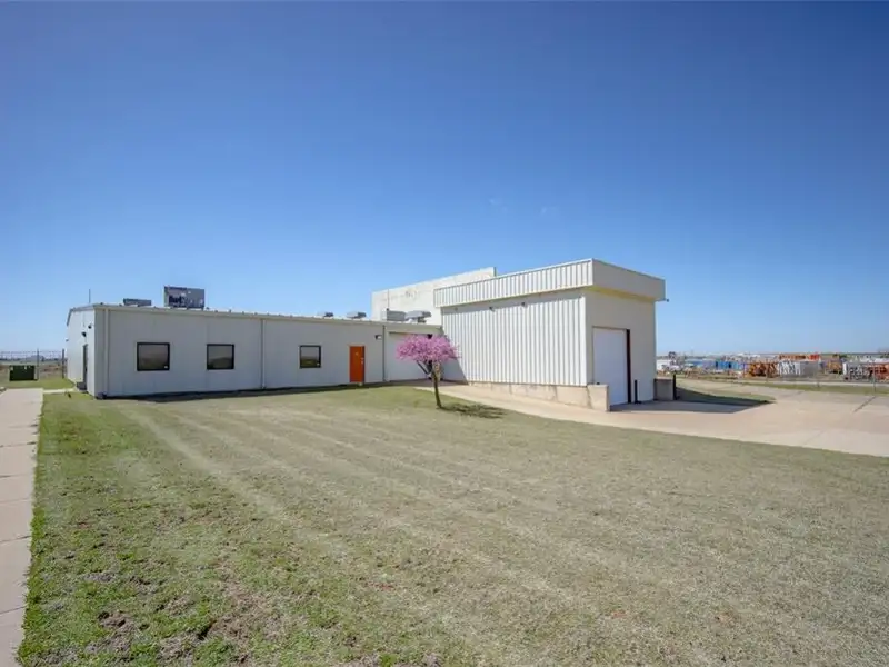 17,000 Sq Ft Versatile Industrial Facility on 402 Acres Near Oklahoma City