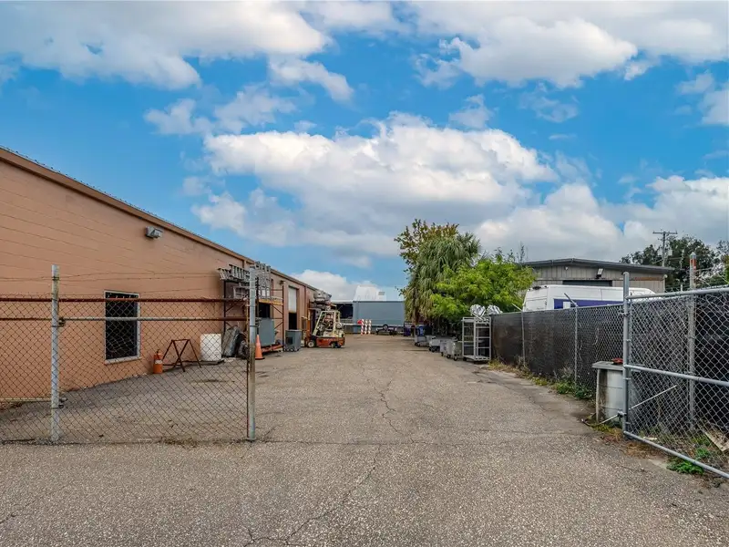Masonry Warehouse with Office and Six Bay Doors in Drew Park