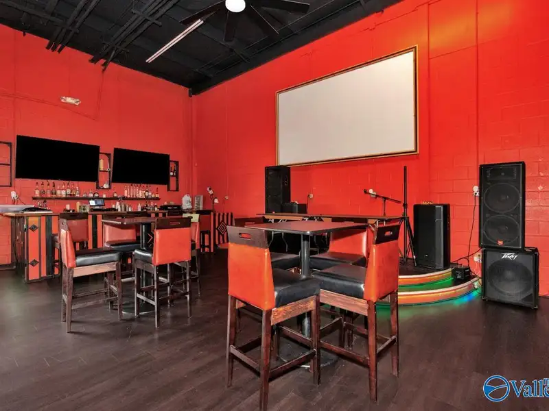 Commercial Property in Mid City Huntsville - Versatile Space with Kitchen and Offices