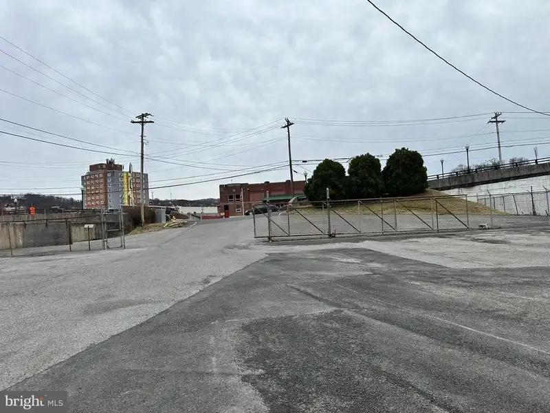 Industrial Building with 6 Bay Truck Repair Facility on 1.47 Acres Near Downtown