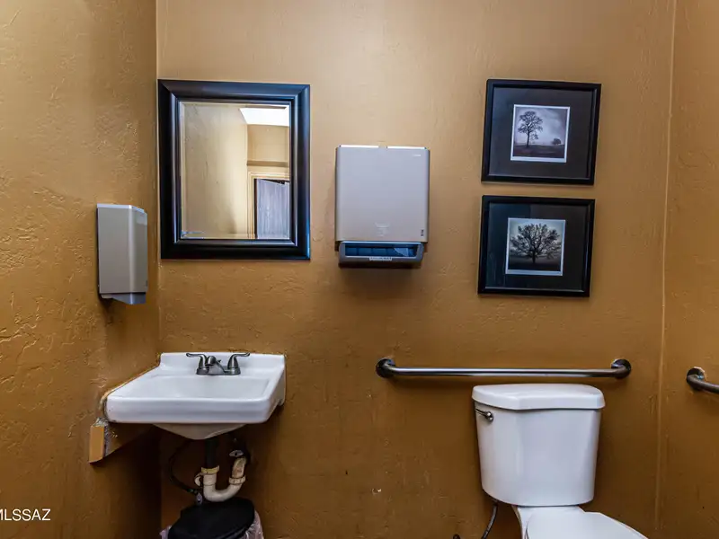 Commercial Building in Sonoita with Equipped Kitchen and Solar Panels