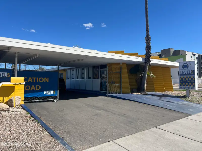 Midtown Auto Retail Building with Workshop on 0.37 Ac Corner Lot