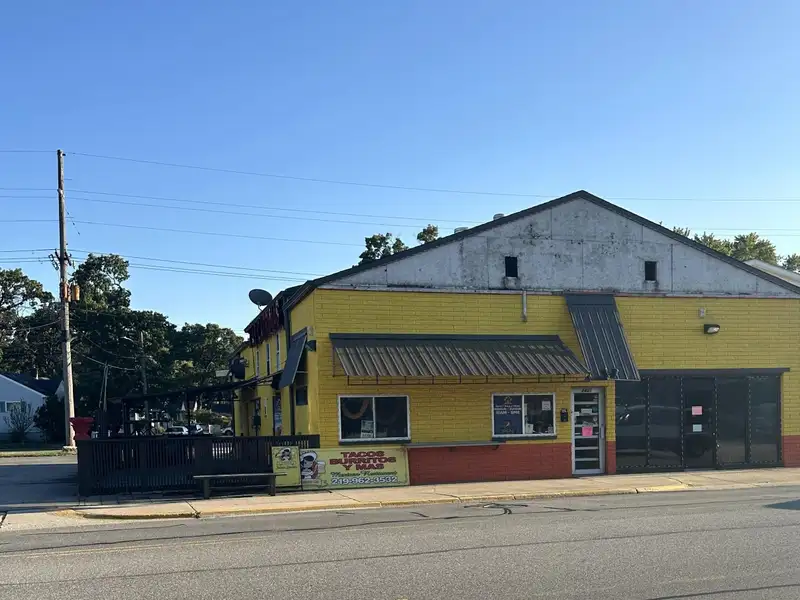 Versatile Commercial Restaurant with Warehouse and Apartment in High-traffic Location
