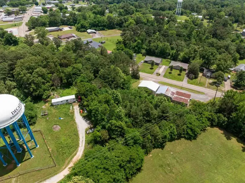 Commercial Property with Showroom and Warehouses on Us Hwy 100 W