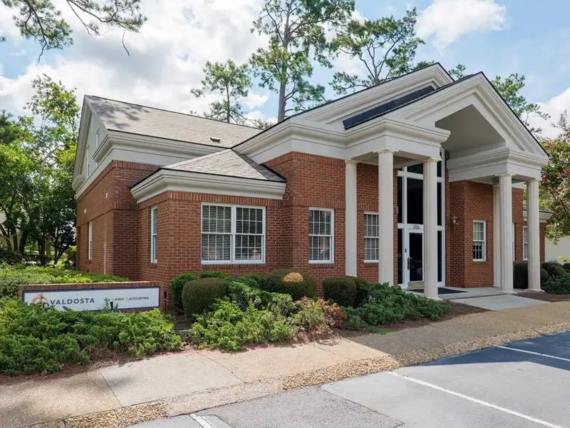 Executive Office Building in Loch Winn Business Park, Valdosta - Renovated with Ample Space