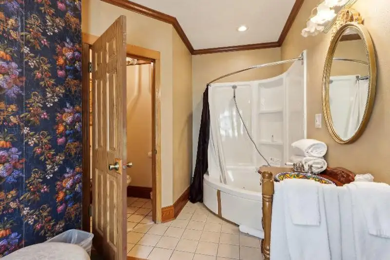 Turnkey B&b and Event Center in Wisconsin Dells with 17 Guest Suites