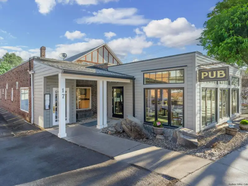 Renovated Pub and Hotel in Prime Woodstock Location with Restaurant and Apartments