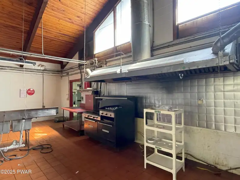 Commercial Building on 7.5 Acres in High-traffic Location Near Hamlin