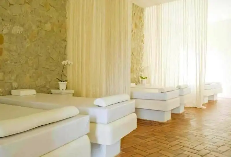 Asclepios Hotel: Profitable 12-bedroom Investment in Tambor, Alajuela with Sustainable Features