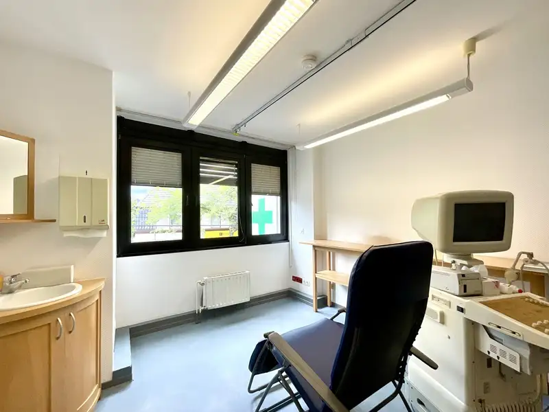 Commercial Space with Flexible Layout in Prime Location Near Pharmacy and Medical Offices