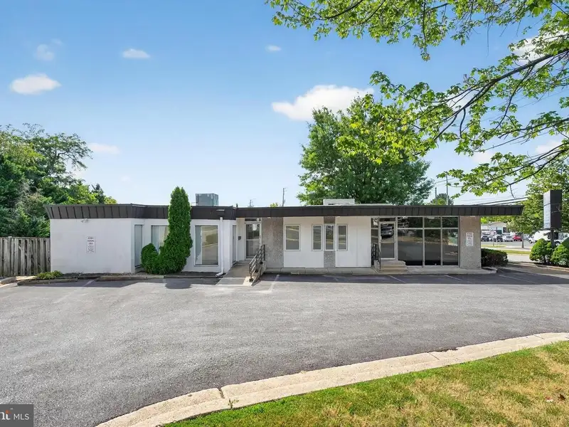 Versatile Commercial Property in Northwood Park, Ideal for Offices, Retail, or Light Industrial
