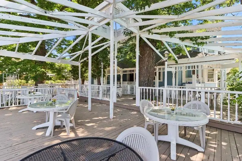 Historic Inn with Guest Suites and Motel Units in Wisconsin Dells