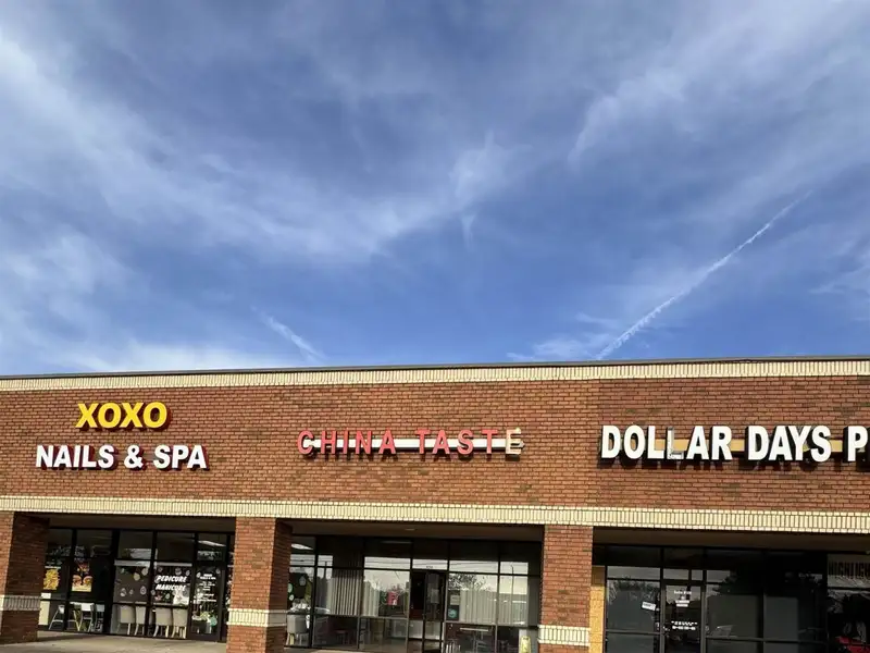 Retail Bay for Restaurant in High-traffic Area - 1400 Sf Available