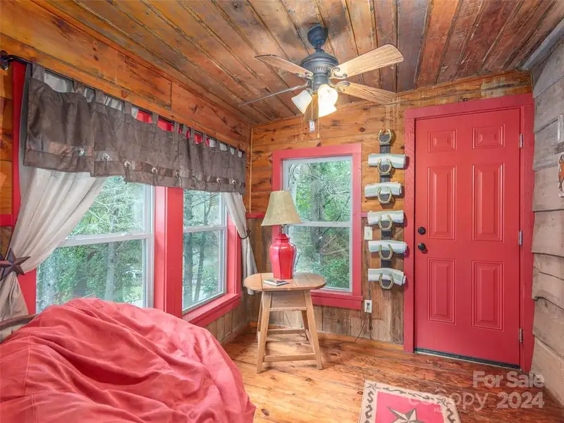 Charming Cottage and Barn on Expansive Mountain Retreat with Outdoor Amenities