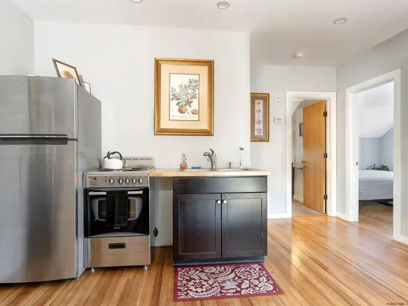 Renovated Pub and Hotel in Prime Woodstock Location with Restaurant and Apartments