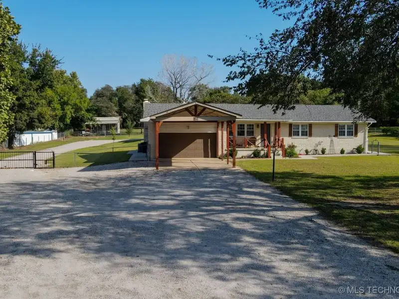 Commercial Property with House and Shops on 2 Acres in Coweta Near Casino