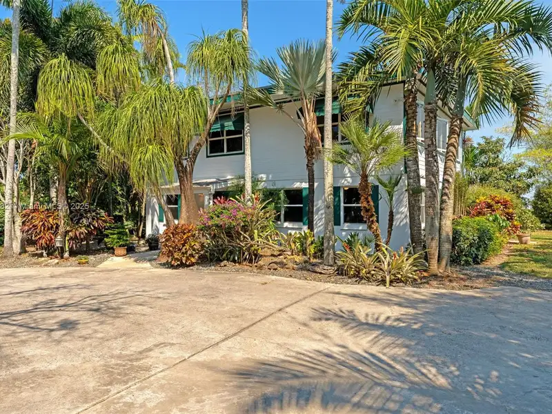 Remodeled 5-bedroom Home on 1 Acre in Redlands Near National Parks