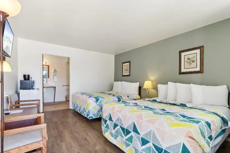 Historic Inn with Guest Suites and Motel Units in Wisconsin Dells