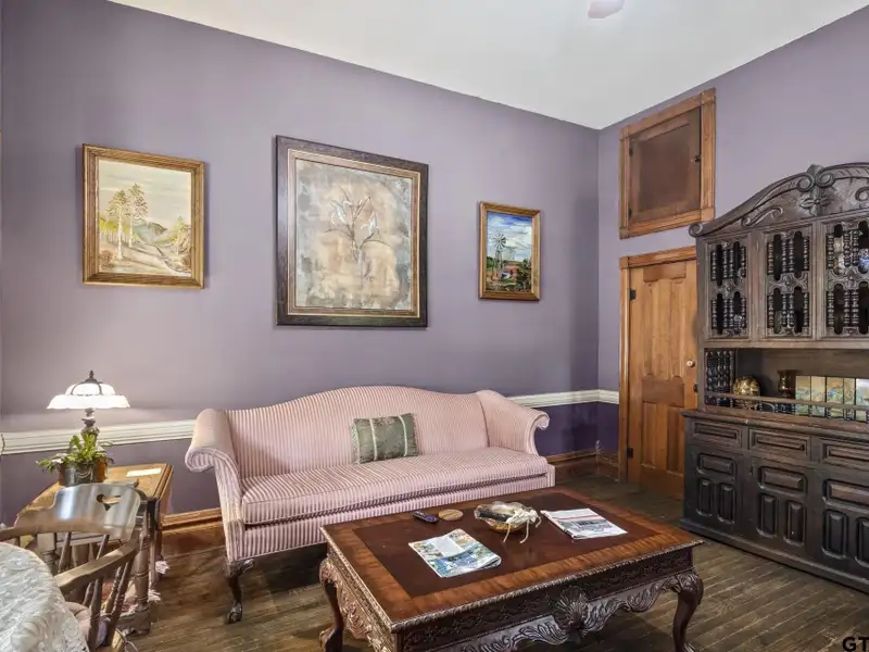 Historic Downtown Pittsburg Bed and Breakfast with 6 Ensuites and Unique Train Car Suite
