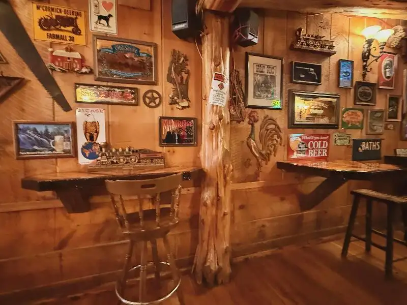 Turnkey Lodge-style Investment Opportunity in Berlin with Unique Interior and Bar