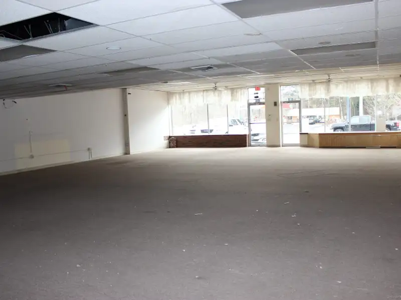 High Ceiling Retail Space for Lease on Busy Rt322, Southington - 3997 Sf