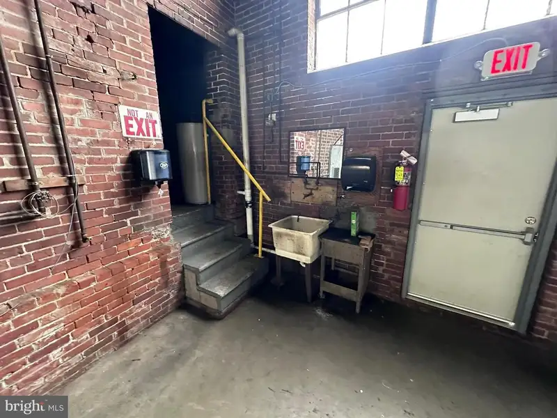 Industrial Building with 6 Bay Truck Repair Facility on 1.47 Acres Near Downtown