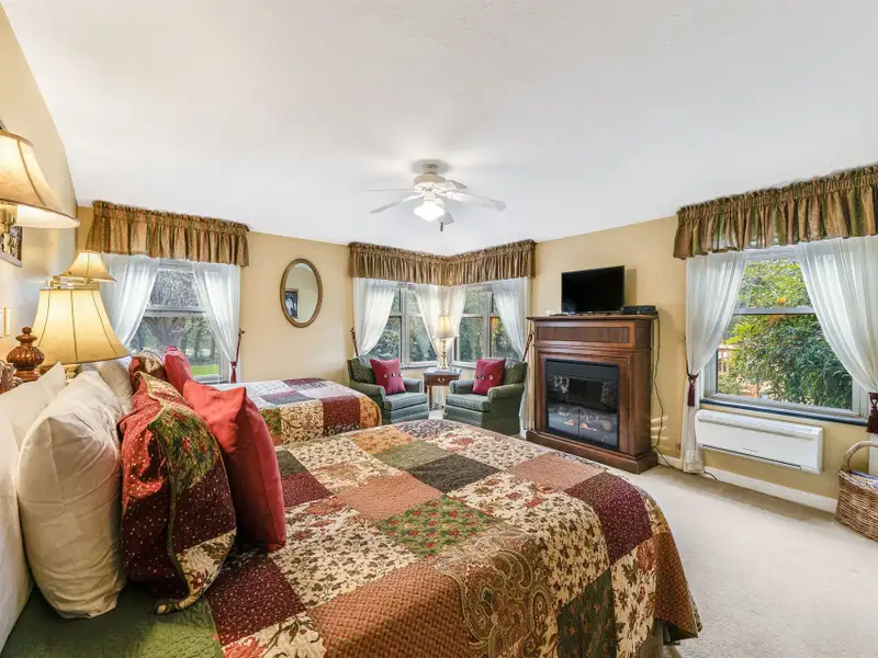 Ranch-style Estate Near Waynesville Inn, 5br/6.5ba, Ideal for Boutique Hospitality or Residence