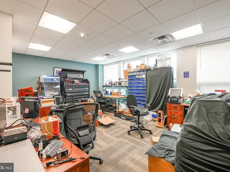 Secure Commercial Office Space in West Metro Plaza - 3101 Sq Ft, Icd 705 Compliant