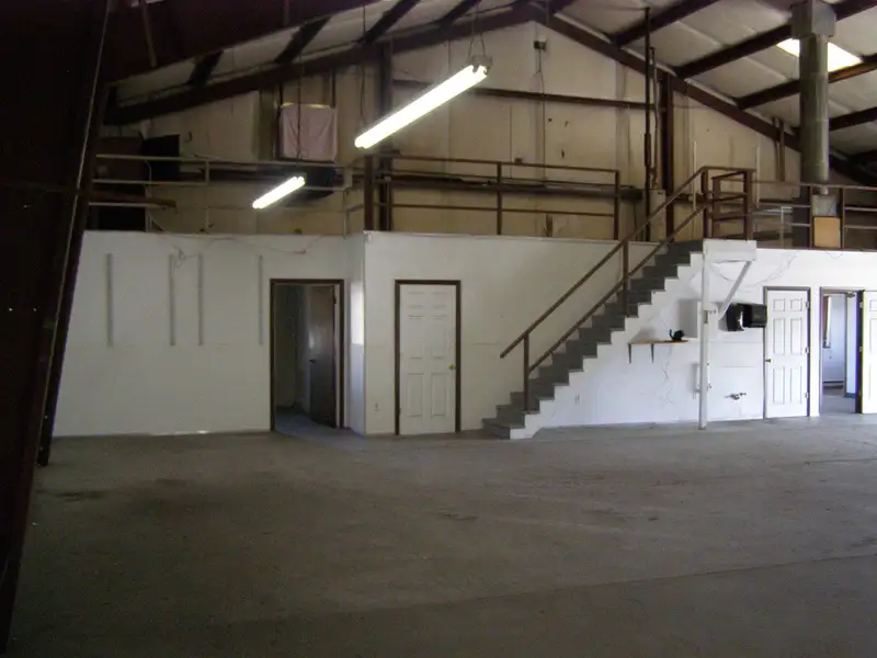 Functional 3,600 Sf Office/warehouse with Mezzanine and Fenced Yard in Prime Location