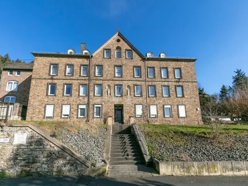 Spacious Commercial Property with Multiple Buildings on 26,913 M² in Prime Location