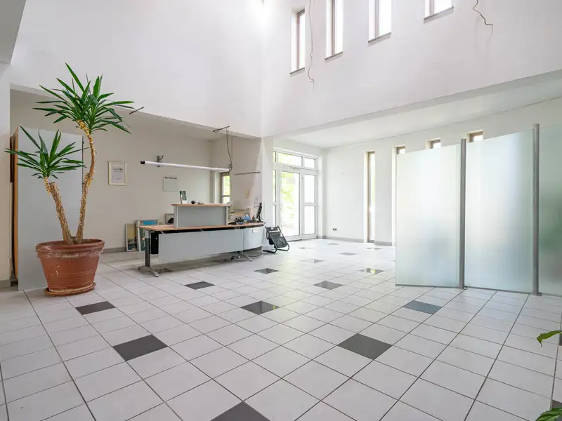 Versatile Commercial Property with Residences in Nördlingen’s Prime Location